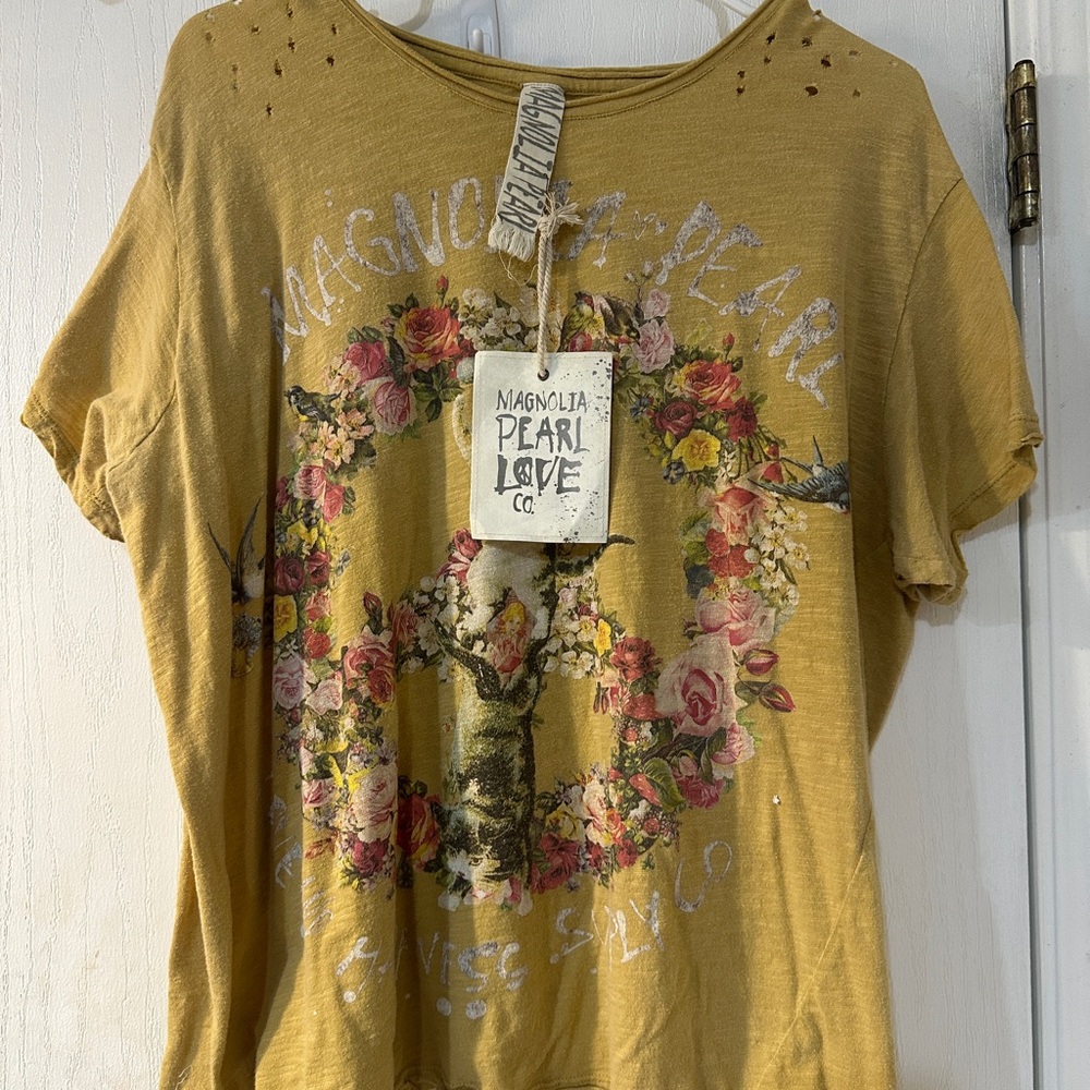 Magnolia Pearl Women's marigold Floral Graphic Tee